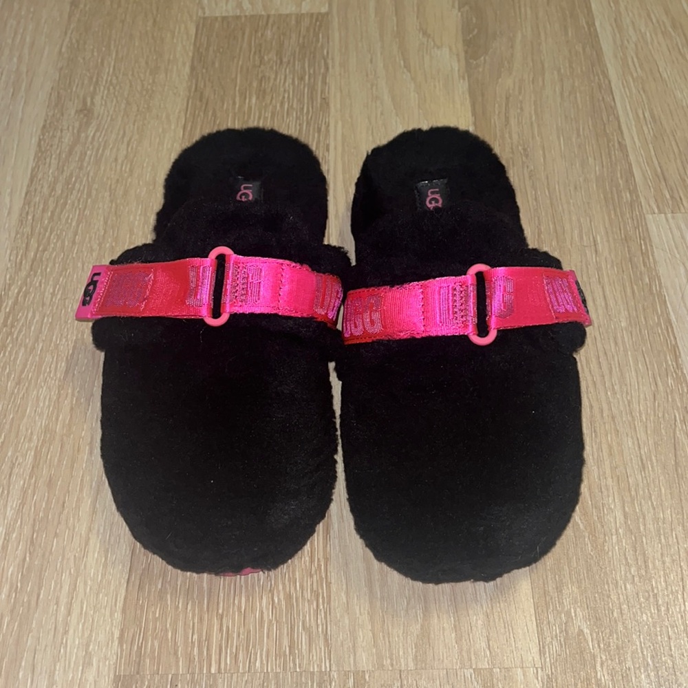 Woman’s Size 7 Fuzzy Ugg Slippers